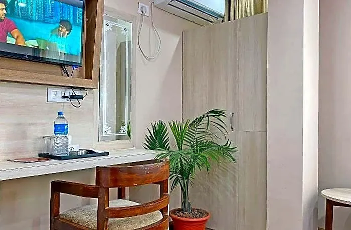 Aaradhya Hotel 2*